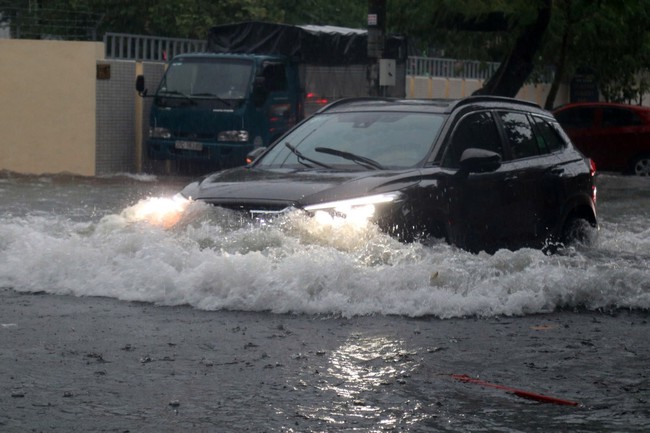 Thời tiết ngày 24/9: Các khu vực trên cả nước đều có mưa dông - Ảnh 1.